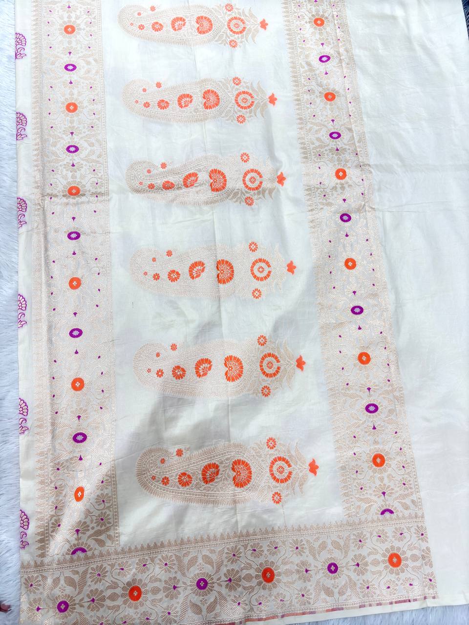 Heirloom Cream Ivory Katan Silk Banarasi Saree | Vibrant Fuchsia Resham Kadhua Booti & Matte Champagne Gold Meenakari Border