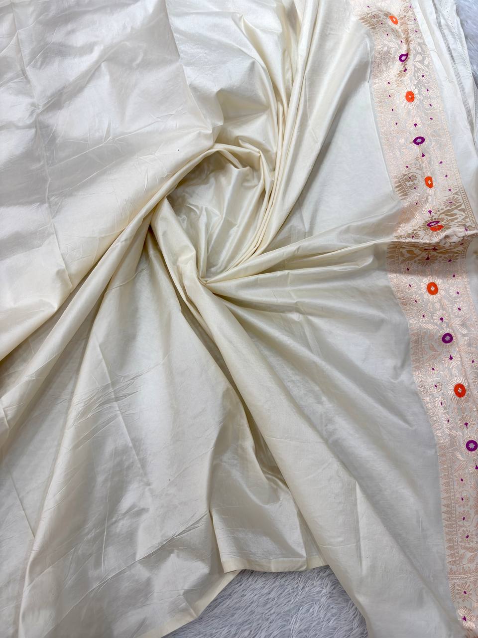 Heirloom Cream Ivory Katan Silk Banarasi Saree | Vibrant Fuchsia Resham Kadhua Booti & Matte Champagne Gold Meenakari Border
