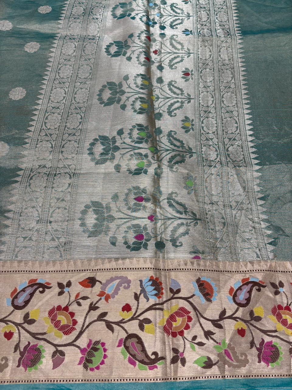 ಪೈಥಾನಿ ಫ್ಯೂಷನ್: ಸೀ ಗ್ರೀನ್ ಬನಾರಸಿ ಟಿಶ್ಯೂ ಸೀರೆ