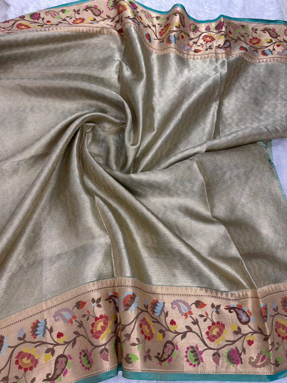 ಪೈಥಾನಿ ಫ್ಯೂಷನ್: ಸೀ ಗ್ರೀನ್ ಬನಾರಸಿ ಟಿಶ್ಯೂ ಸೀರೆ