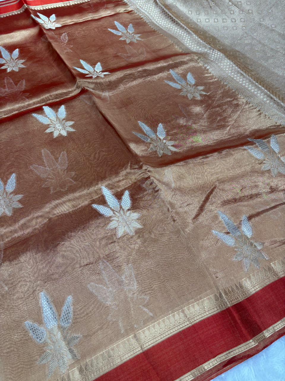 ಐಷಾರಾಮಿ ಪೀಕಾಕ್ ನೀಲಿ ಬನಾರಸ್ ಟಿಶ್ಯೂ ರೇಷ್ಮೆ ಸೀರೆ ಜೊತೆಗೆ ಆಂಟಿಕ್ ಜರಿ ಬುಟ್ಟಾ