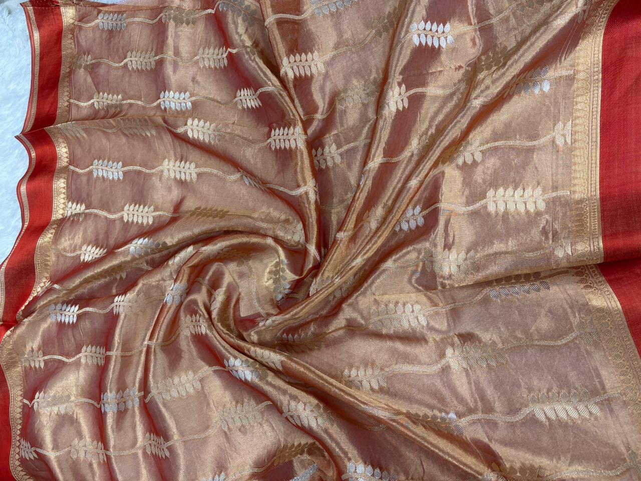 ಐಷಾರಾಮಿ ಪೀಕಾಕ್ ನೀಲಿ ಬನಾರಸ್ ಟಿಶ್ಯೂ ರೇಷ್ಮೆ ಸೀರೆ ಜೊತೆಗೆ ಆಂಟಿಕ್ ಜರಿ ಬುಟ್ಟಾ