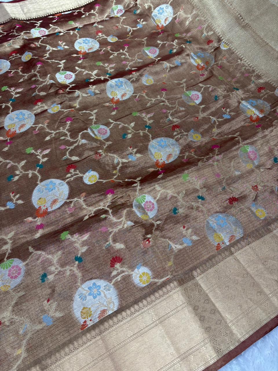 ವೈನ್-ಮರೂನ್ ಚೆವ್ರಾನ್ ಬಾರ್ಡರ್ ಹೊಂದಿರುವ ಪ್ರಾಚೀನ ಕಂಚಿನ ಬನಾರಸಿ ಟಿಶ್ಯೂ ಸೀರೆ