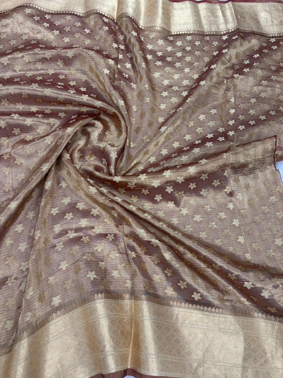 ವೈನ್-ಮರೂನ್ ಚೆವ್ರಾನ್ ಬಾರ್ಡರ್ ಹೊಂದಿರುವ ಪ್ರಾಚೀನ ಕಂಚಿನ ಬನಾರಸಿ ಟಿಶ್ಯೂ ಸೀರೆ