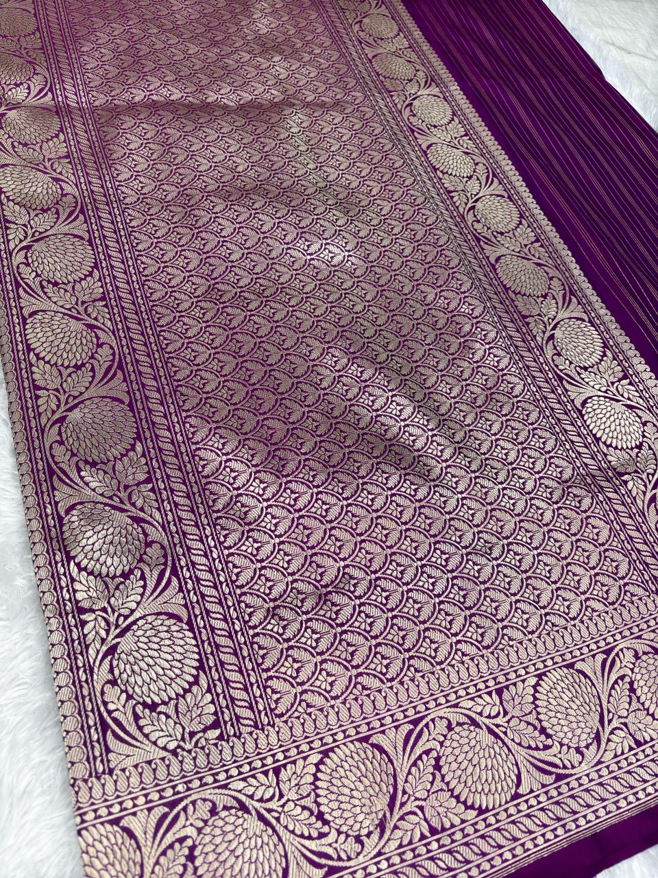 ದಿ ಇಂಪೀರಿಯಲ್ ವೈಲೆಟ್ - ಪ್ರೀಮಿಯಂ ಕಿಂಕ್ವಾಬ್ ಓಗೀ ಪ್ಯಾಟರ್ನ್ ಬನಾರಸಿ ಹ್ಯಾಂಡ್ಲೂಮ್ ಸೀರೆ