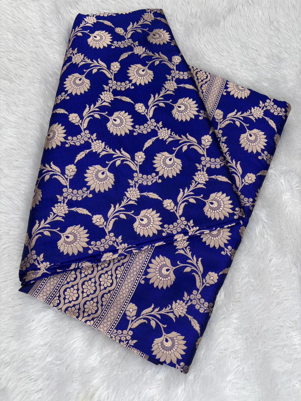 ಮೆಜೆಸ್ಟಿಕ್ ರಾಯಲ್ ಬ್ಲೂ ಬನಾರಸಿ ಕಟಾನ್ ಜಂಗ್ಲಾ ಕಟ್‌ವರ್ಕ್ ಸೀರೆ ಜೊತೆಗೆ ಆಂಟಿಕ್ ಸಿಲ್ವರ್ ಝರಿ ಫ್ಲೋರಲ್ ಜಾಲ್
