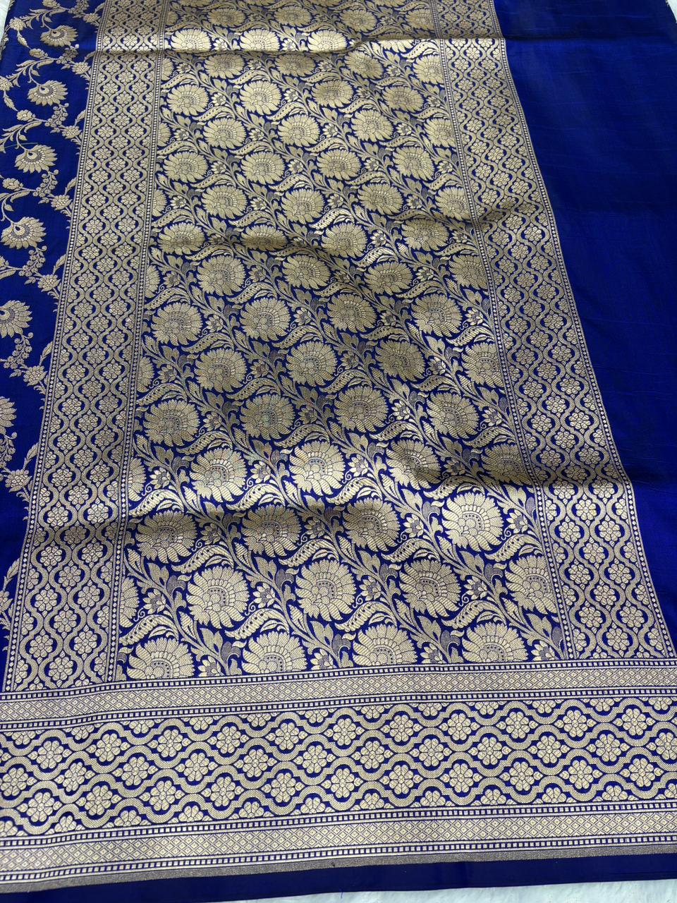 ಮೆಜೆಸ್ಟಿಕ್ ರಾಯಲ್ ಬ್ಲೂ ಬನಾರಸಿ ಕಟಾನ್ ಜಂಗ್ಲಾ ಕಟ್‌ವರ್ಕ್ ಸೀರೆ ಜೊತೆಗೆ ಆಂಟಿಕ್ ಸಿಲ್ವರ್ ಝರಿ ಫ್ಲೋರಲ್ ಜಾಲ್