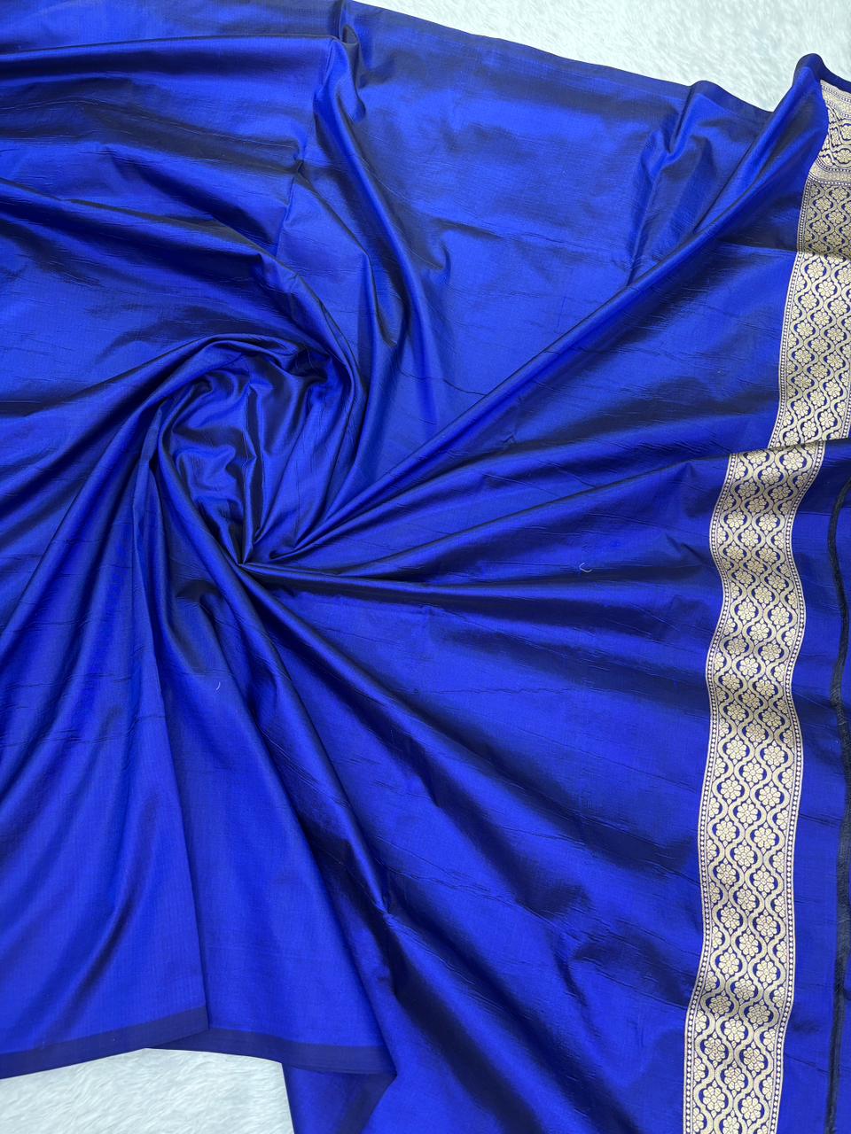 ಮೆಜೆಸ್ಟಿಕ್ ರಾಯಲ್ ಬ್ಲೂ ಬನಾರಸಿ ಕಟಾನ್ ಜಂಗ್ಲಾ ಕಟ್‌ವರ್ಕ್ ಸೀರೆ ಜೊತೆಗೆ ಆಂಟಿಕ್ ಸಿಲ್ವರ್ ಝರಿ ಫ್ಲೋರಲ್ ಜಾಲ್