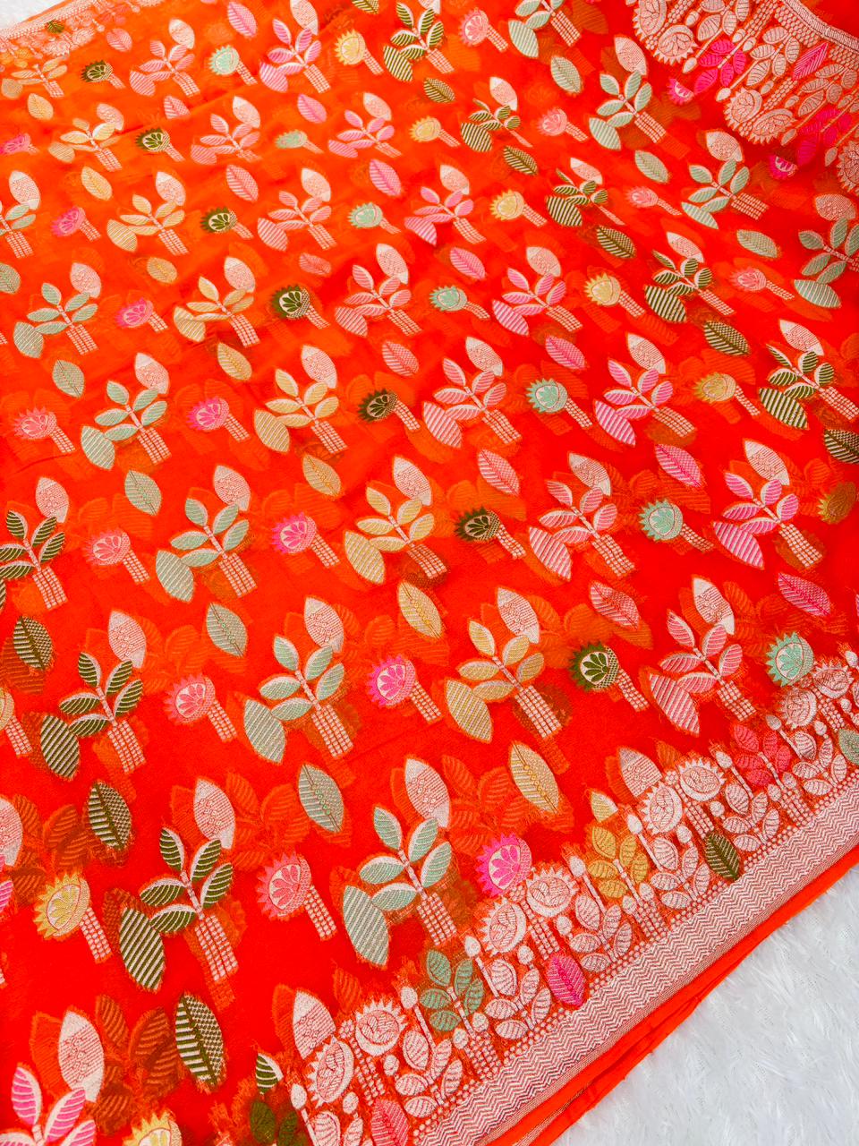 సిల్వర్ జరీ &amp; మీనాకరి నేతతో వైబ్రెంట్ సన్‌సెట్ ఆరెంజ్ బనారసి ఖడ్డీ జార్జెట్ చీర