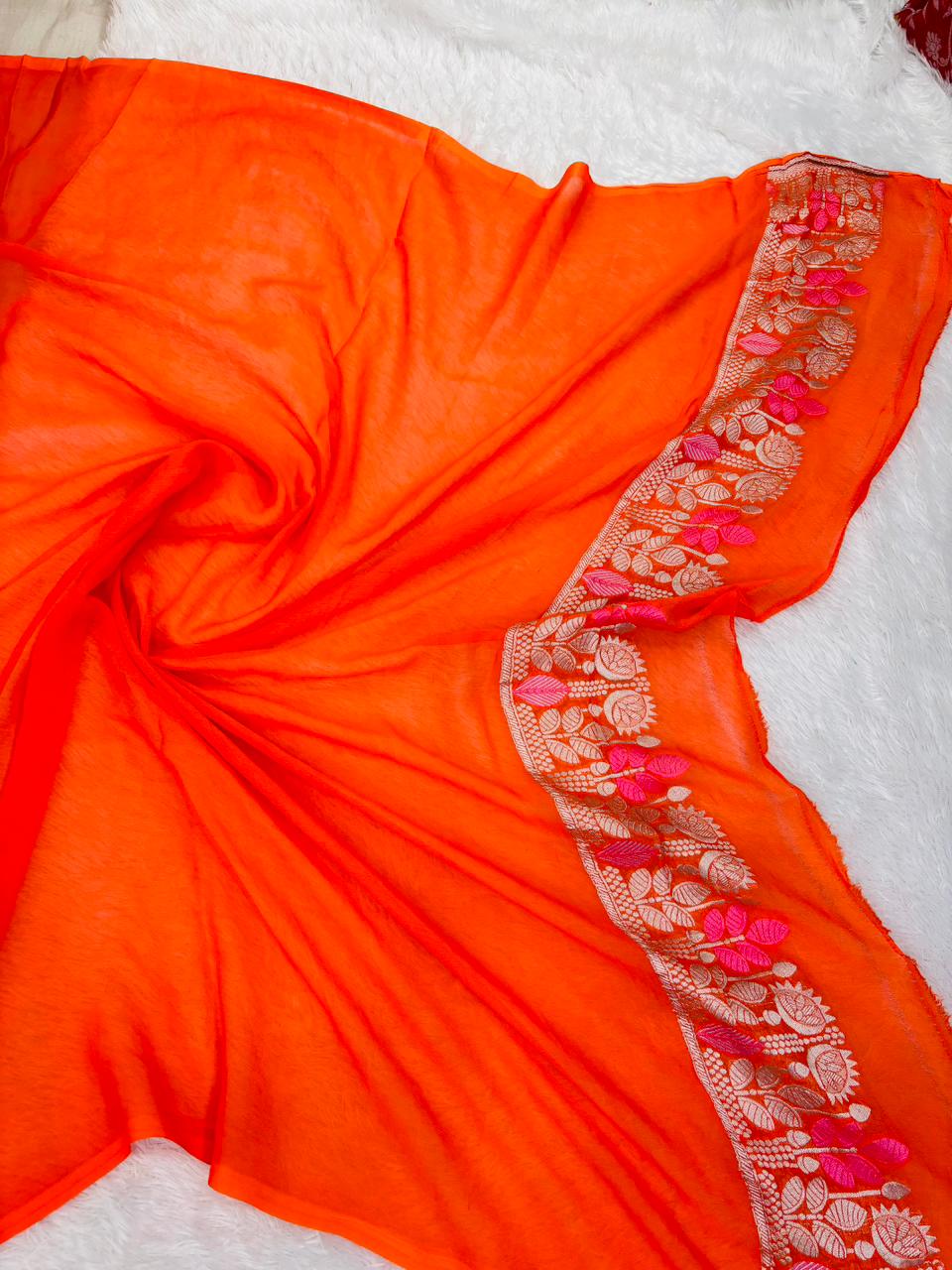 సిల్వర్ జరీ &amp; మీనాకరి నేతతో వైబ్రెంట్ సన్‌సెట్ ఆరెంజ్ బనారసి ఖడ్డీ జార్జెట్ చీర