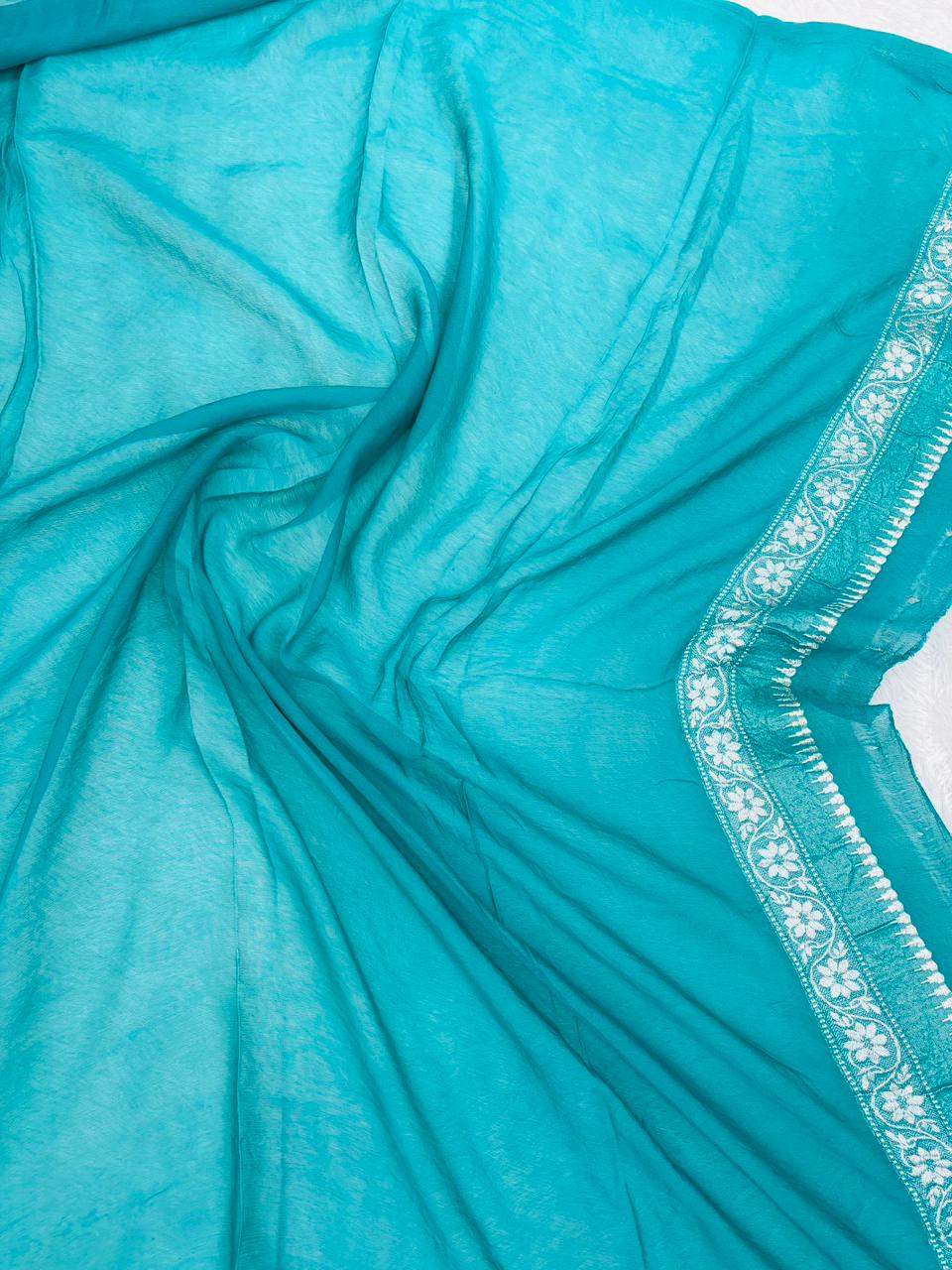 సిల్వర్ జరీ &amp; డైమండ్ మీనాకరి జాల్‌తో కూడిన అద్భుతమైన టీల్ బ్లూ బనారసీ ఖడ్డీ జార్జెట్ చీర