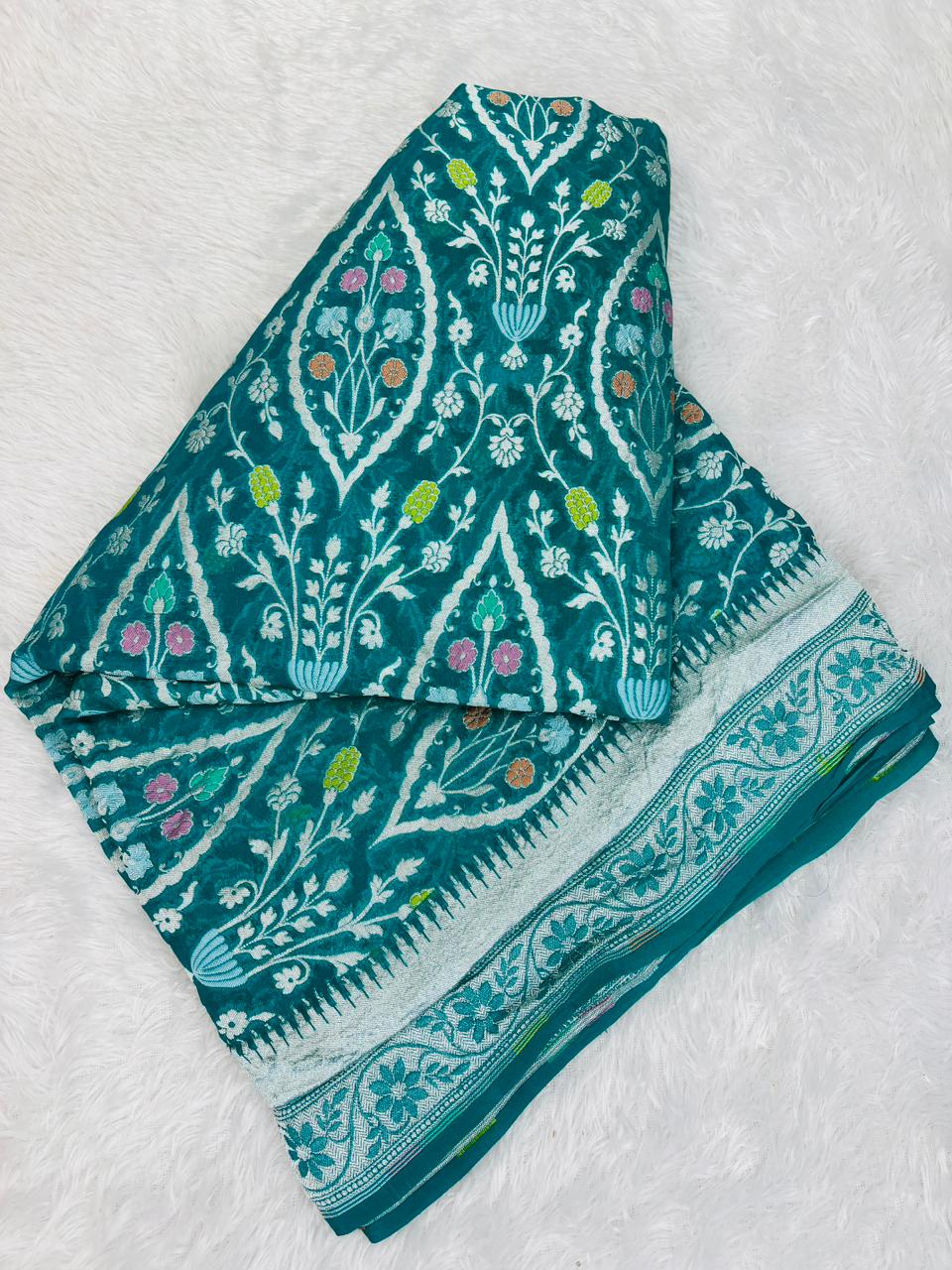 సిల్వర్ జరీ &amp; డైమండ్ మీనాకరి జాల్‌తో కూడిన అద్భుతమైన టీల్ బ్లూ బనారసీ ఖడ్డీ జార్జెట్ చీర