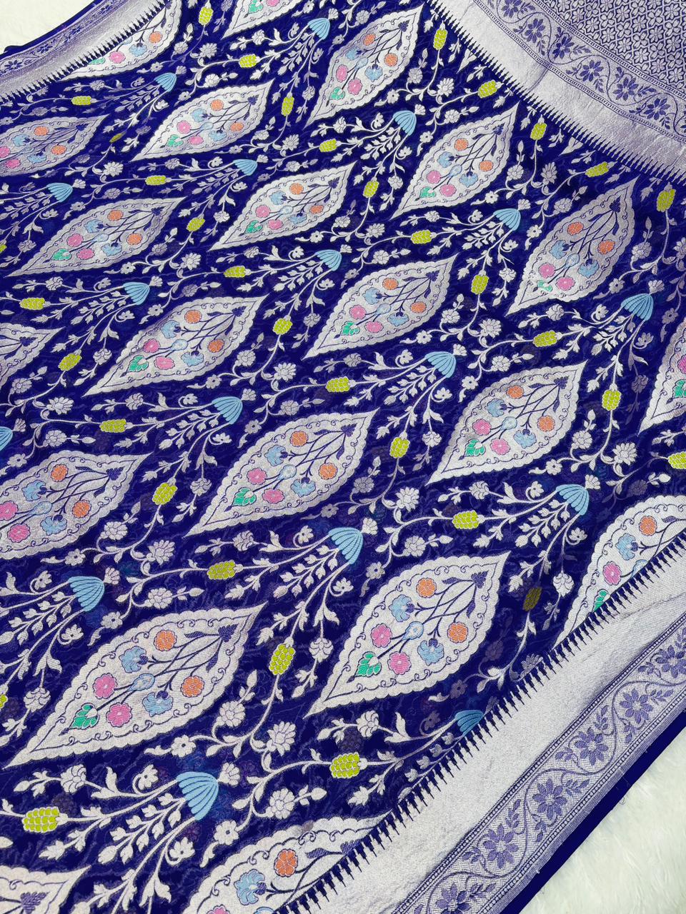 మెజెస్టిక్ ఇండిగో బ్లూ బనారసీ ఖడ్డీ జార్జెట్ చీర విత్ సిల్వర్ జారీ &amp; డైమండ్ మీనాకరి జాల్