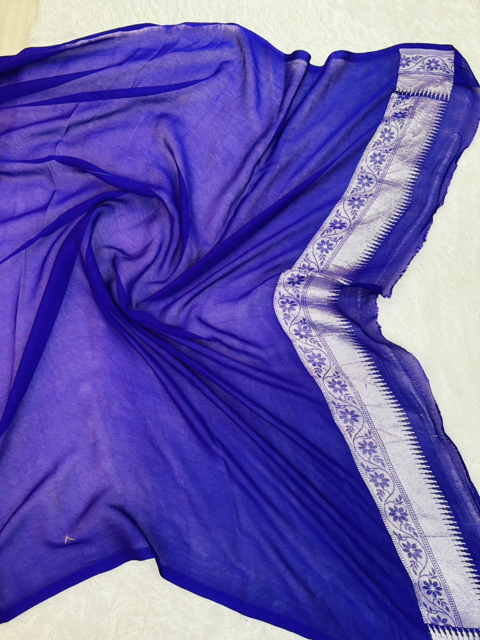 మెజెస్టిక్ ఇండిగో బ్లూ బనారసీ ఖడ్డీ జార్జెట్ చీర విత్ సిల్వర్ జారీ &amp; డైమండ్ మీనాకరి జాల్