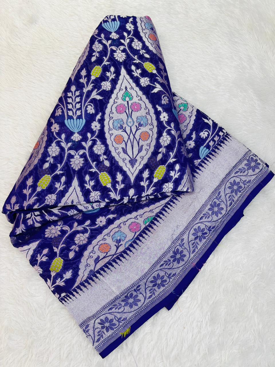 మెజెస్టిక్ ఇండిగో బ్లూ బనారసీ ఖడ్డీ జార్జెట్ చీర విత్ సిల్వర్ జారీ &amp; డైమండ్ మీనాకరి జాల్