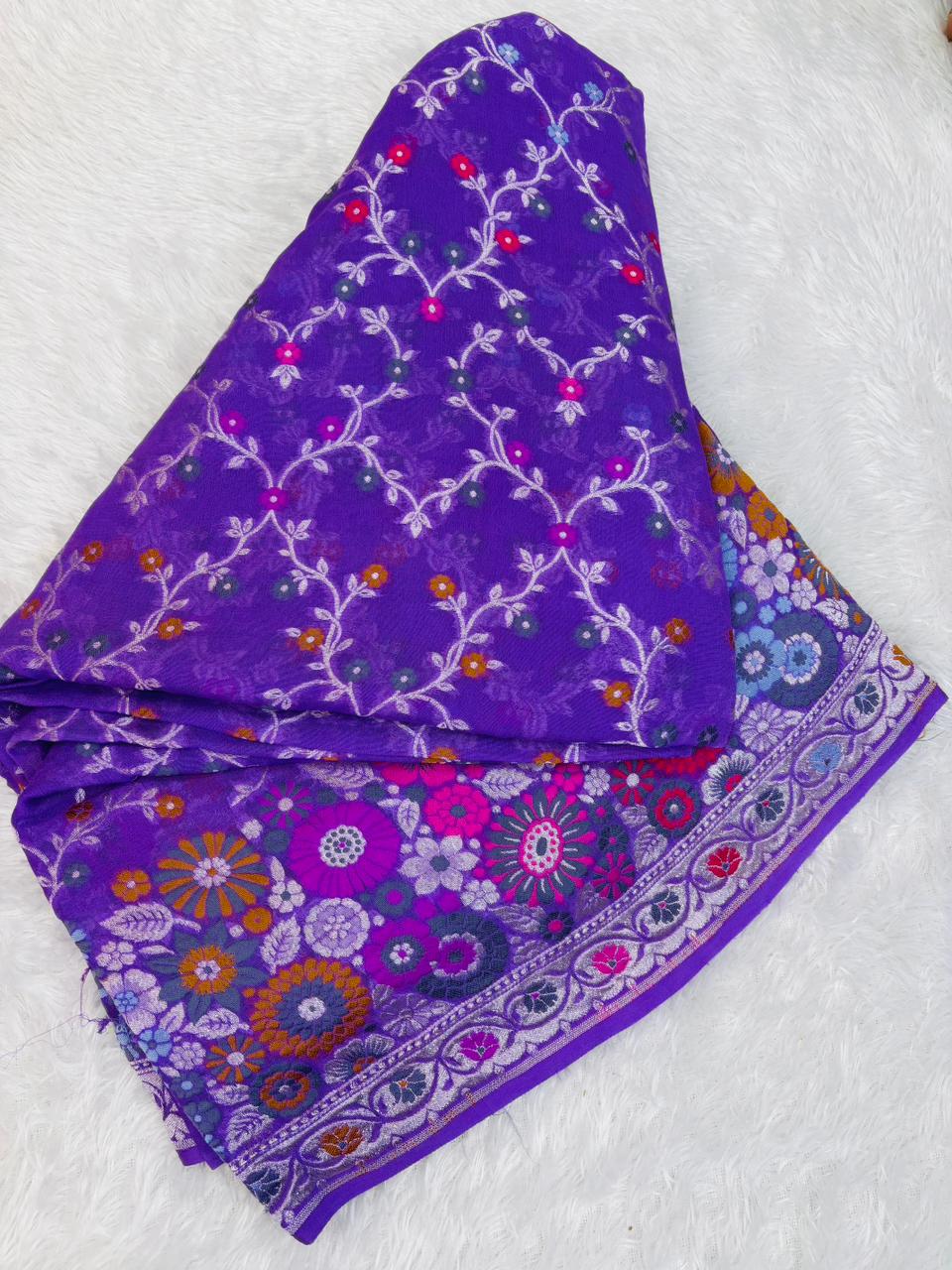 సిల్వర్ జరీ &amp; మల్టీ-కలర్ ఫ్లోరల్ మీనాకారితో కూడిన రేడియంట్ ఎలక్ట్రిక్ వైలెట్ బనారసి ఖాదీ జార్జెట్ చీర