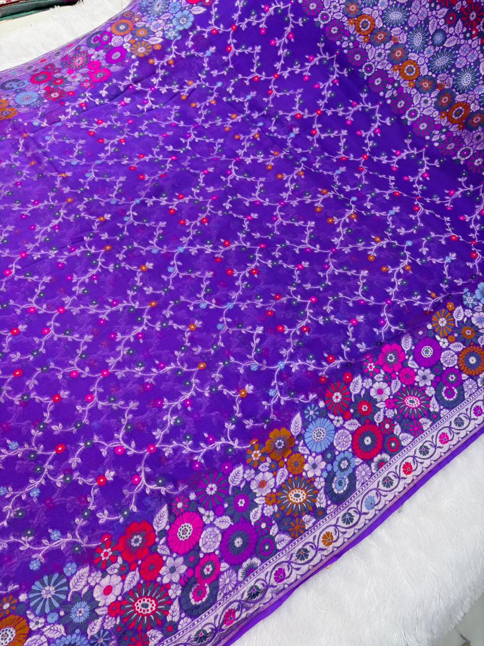 సిల్వర్ జరీ &amp; మల్టీ-కలర్ ఫ్లోరల్ మీనాకారితో కూడిన రేడియంట్ ఎలక్ట్రిక్ వైలెట్ బనారసి ఖాదీ జార్జెట్ చీర