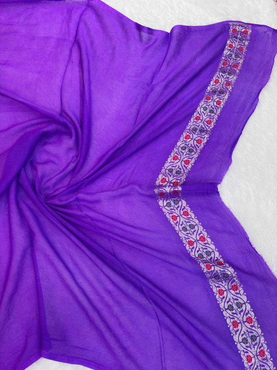 సిల్వర్ జరీ &amp; మల్టీ-కలర్ ఫ్లోరల్ మీనాకారితో కూడిన రేడియంట్ ఎలక్ట్రిక్ వైలెట్ బనారసి ఖాదీ జార్జెట్ చీర