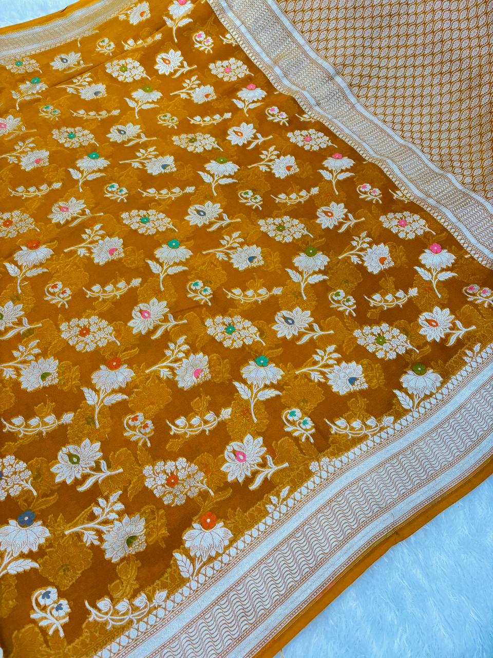 వెండి జారీ &amp; పూల మీనాకరితో ప్రకాశవంతమైన ఆవాలు పసుపు బనారసీ ఖడ్డీ జార్జెట్ చీర