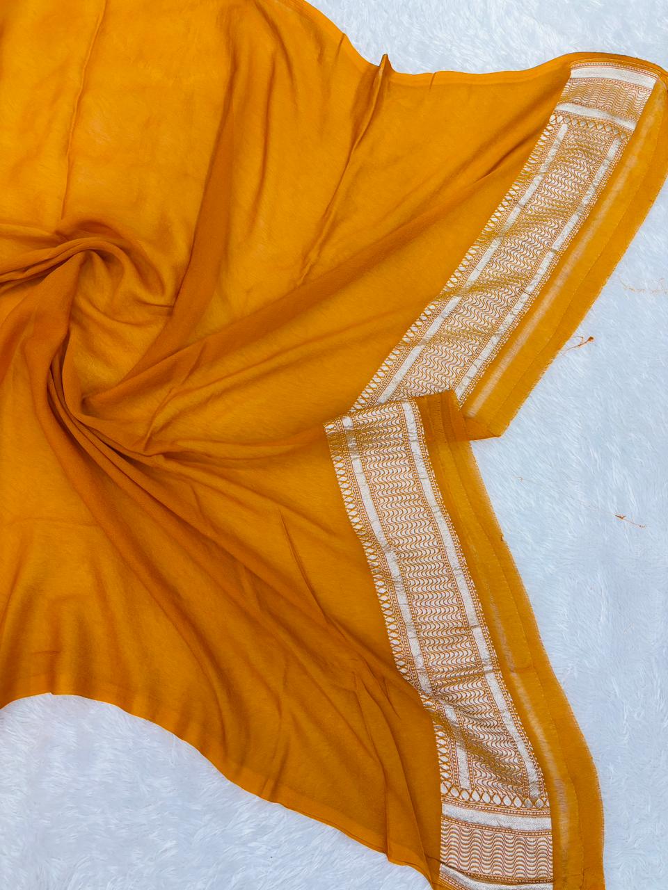 వెండి జారీ &amp; పూల మీనాకరితో ప్రకాశవంతమైన ఆవాలు పసుపు బనారసీ ఖడ్డీ జార్జెట్ చీర