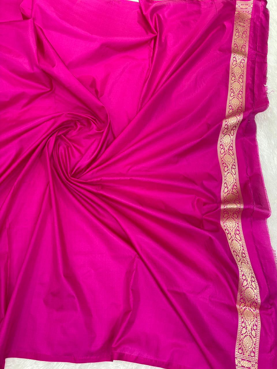 ರೋಮಾಂಚಕ ಮಜೆಂತಾ ಪಿಂಕ್ ಬನಾರಸಿ ಕಟಾನ್ ಜಂಗ್ಲಾ ಕಟ್‌ವರ್ಕ್ ಸೀರೆ ಜೊತೆಗೆ ಗೋಲ್ಡ್ ಝರಿ ಫ್ಲೋರಲ್ ಜಾಲ್