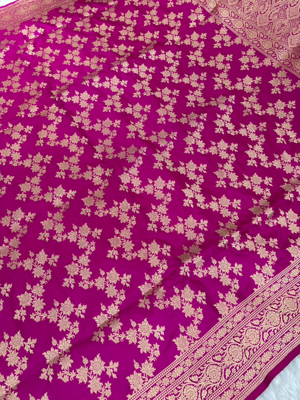 ರೋಮಾಂಚಕ ಮಜೆಂತಾ ಪಿಂಕ್ ಬನಾರಸಿ ಕಟಾನ್ ಜಂಗ್ಲಾ ಕಟ್‌ವರ್ಕ್ ಸೀರೆ ಜೊತೆಗೆ ಗೋಲ್ಡ್ ಝರಿ ಫ್ಲೋರಲ್ ಜಾಲ್