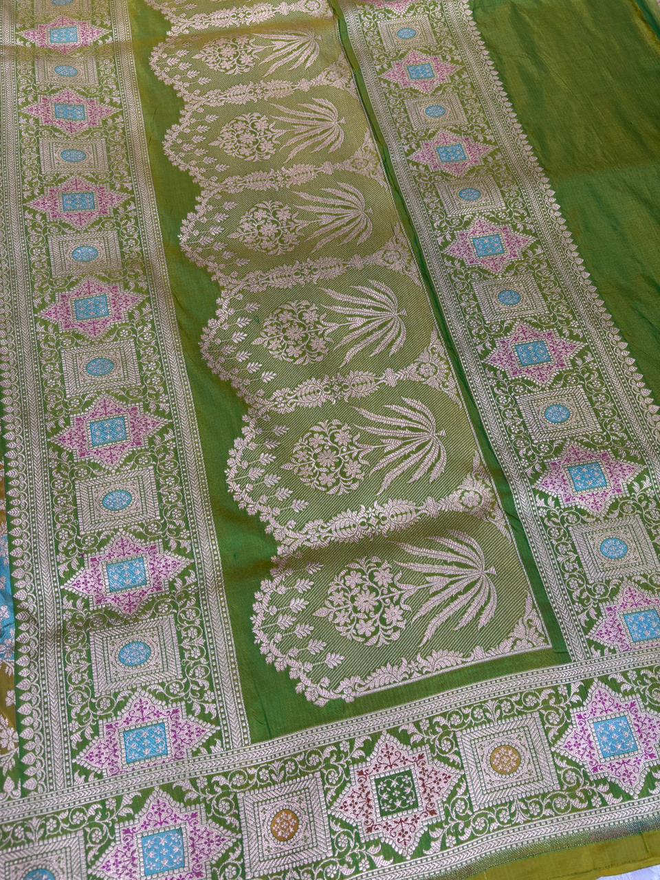 ಜ್ಯಾಮಿತೀಯ ಅಂಚುಗಳನ್ನು ಹೊಂದಿರುವ ಹಸಿರು ಬಣ್ಣದ ಬಹು-ಬಣ್ಣದ ರಂಗಕಾಟ್ ಪ್ಯೂರ್ ಕಟನ್ ರೇಷ್ಮೆ ಕೈಮಗ್ಗ ಸೀರೆ