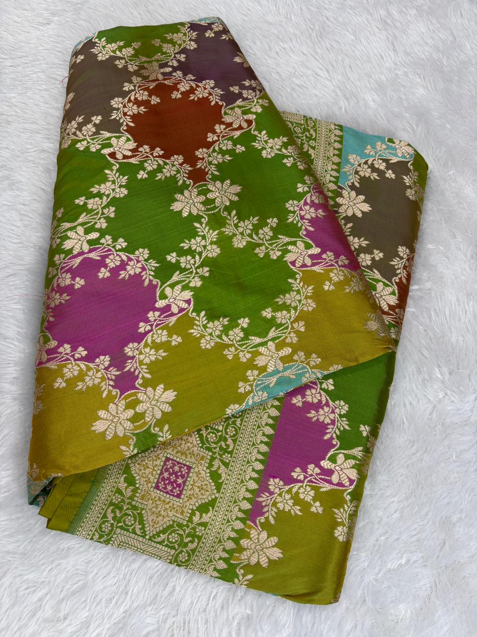 ಜ್ಯಾಮಿತೀಯ ಅಂಚುಗಳನ್ನು ಹೊಂದಿರುವ ಹಸಿರು ಬಣ್ಣದ ಬಹು-ಬಣ್ಣದ ರಂಗಕಾಟ್ ಪ್ಯೂರ್ ಕಟನ್ ರೇಷ್ಮೆ ಕೈಮಗ್ಗ ಸೀರೆ