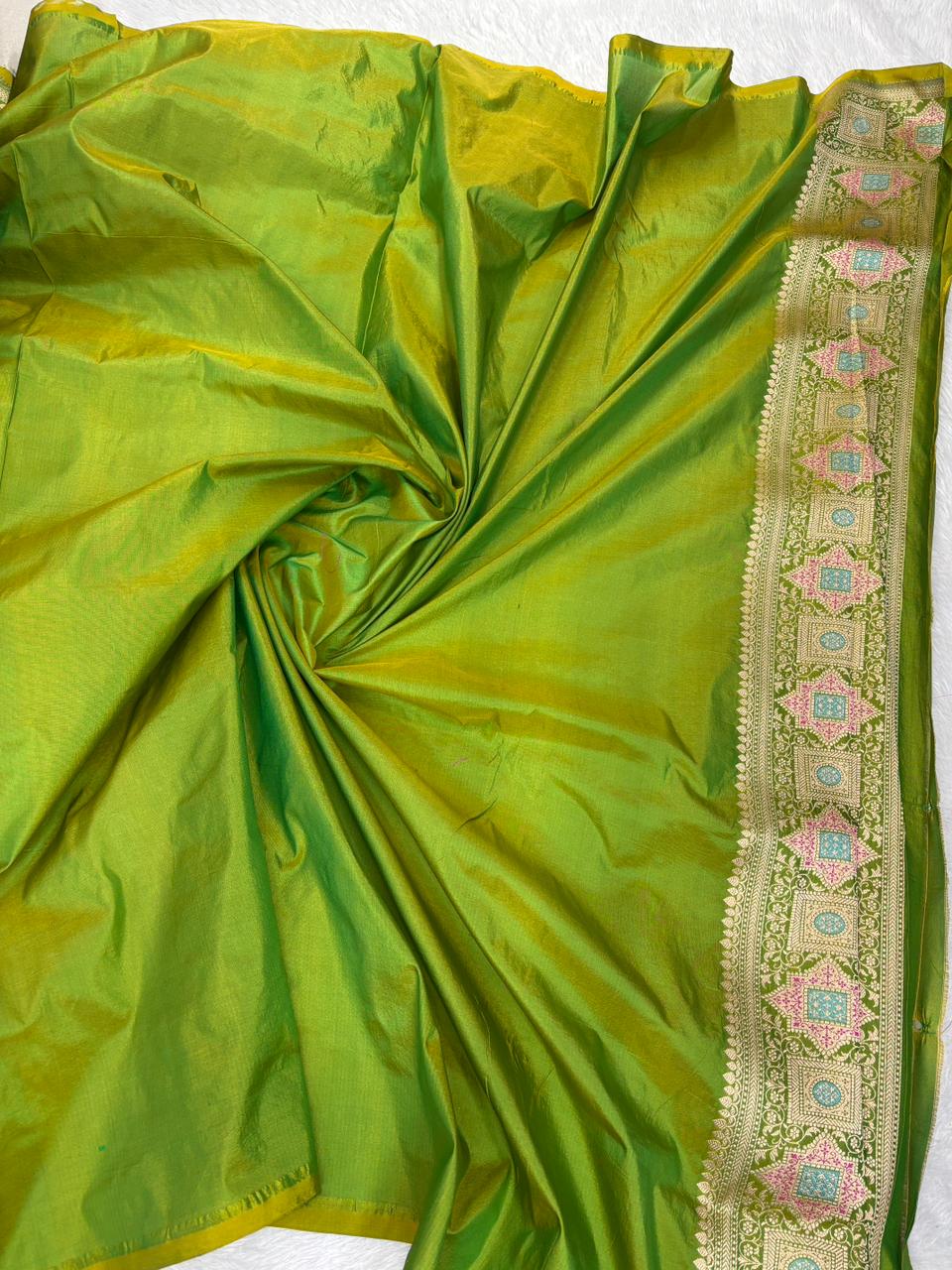 ಜ್ಯಾಮಿತೀಯ ಅಂಚುಗಳನ್ನು ಹೊಂದಿರುವ ಹಸಿರು ಬಣ್ಣದ ಬಹು-ಬಣ್ಣದ ರಂಗಕಾಟ್ ಪ್ಯೂರ್ ಕಟನ್ ರೇಷ್ಮೆ ಕೈಮಗ್ಗ ಸೀರೆ