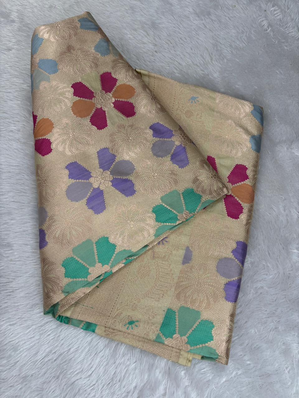 సొగసైన క్రీమ్ ప్యూర్ కటన్ రుంగ్‌కాట్ కట్‌వర్క్ హ్యాండ్‌లూమ్ చీర, మల్టీ-కలర్ రంగ్‌కాట్ పూల మోటిఫ్‌లు 