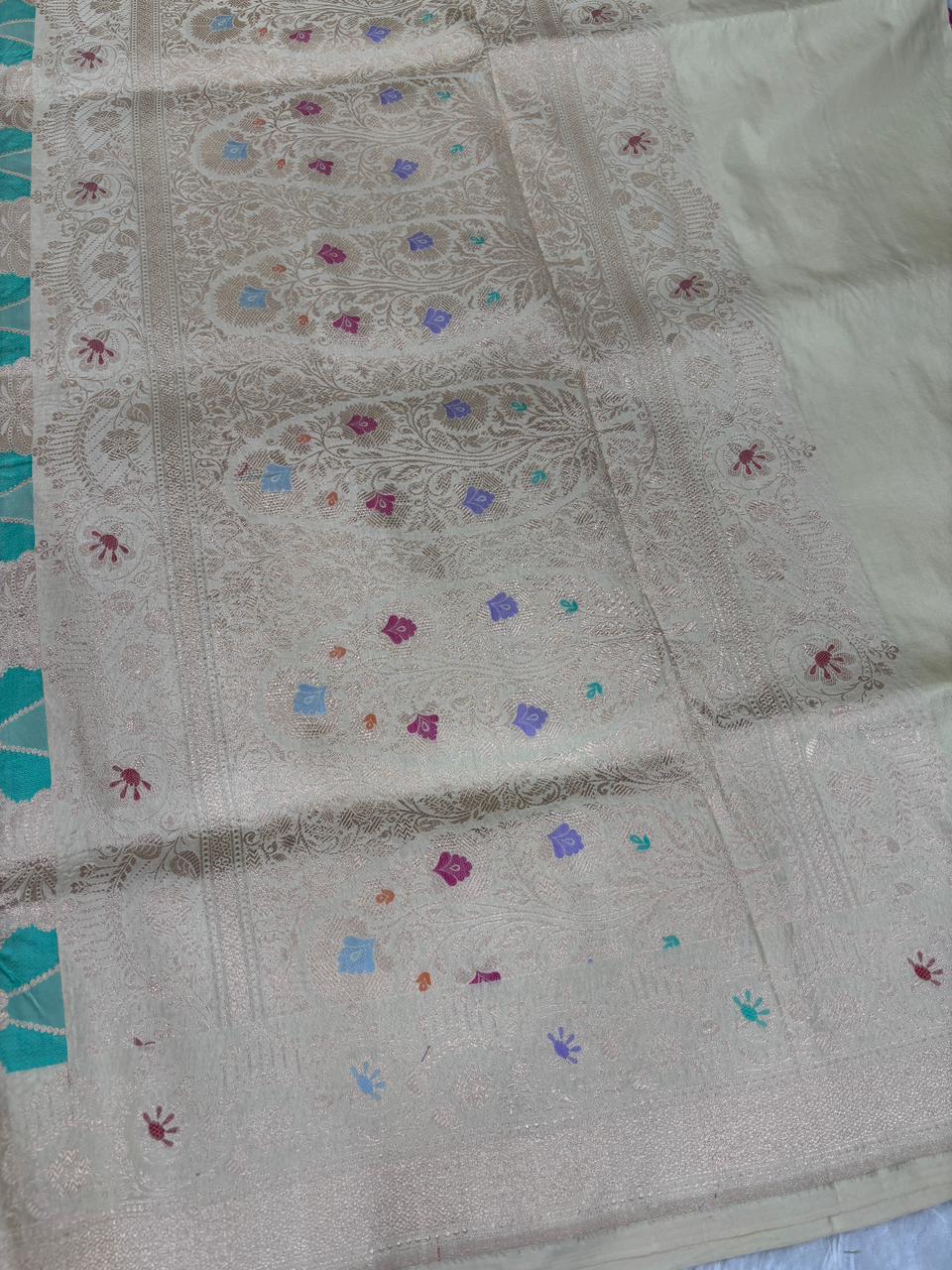 సొగసైన క్రీమ్ ప్యూర్ కటన్ రుంగ్‌కాట్ కట్‌వర్క్ హ్యాండ్‌లూమ్ చీర, మల్టీ-కలర్ రంగ్‌కాట్ పూల మోటిఫ్‌లు 