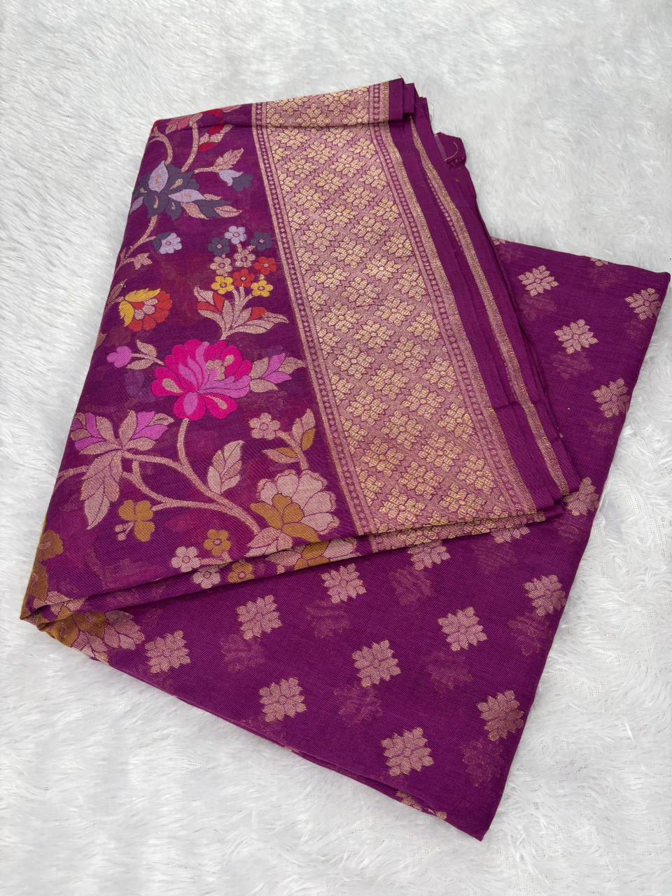 ది మెజెంటా మ్యూజ్ – ప్రీమియం బనారసీ జమ్దానీ విత్ జియోమెట్రిక్ బుటిస్