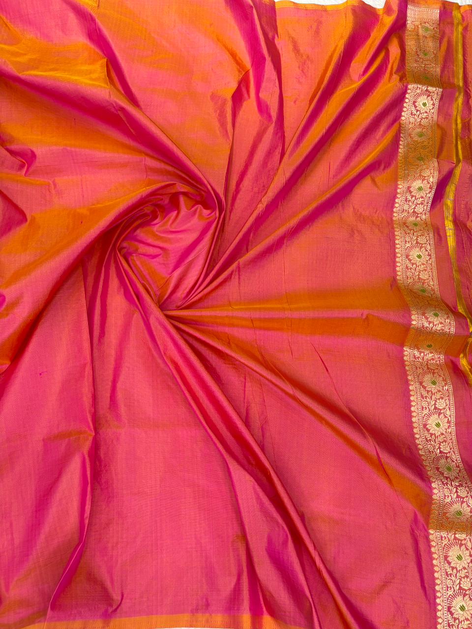 ಡ್ಯುಯಲ್-ಟೋನ್ ಗಜ್ರಿ ಪಿಂಕ್ ಪ್ಯೂರ್ ಕಟಾನ್ ಜಂಗ್ಲಾ ಮೀನಕರಿ ಕಟ್‌ವರ್ಕ್ ಬನಾರಸಿ ಕೈಮಗ್ಗದ ಸೀರೆ ಜೊತೆಗೆ ಸಿಲ್ವರ್ ಝರಿ ಜಂಗ್ಲಾ ಮತ್ತು ಮೀನಕರಿ