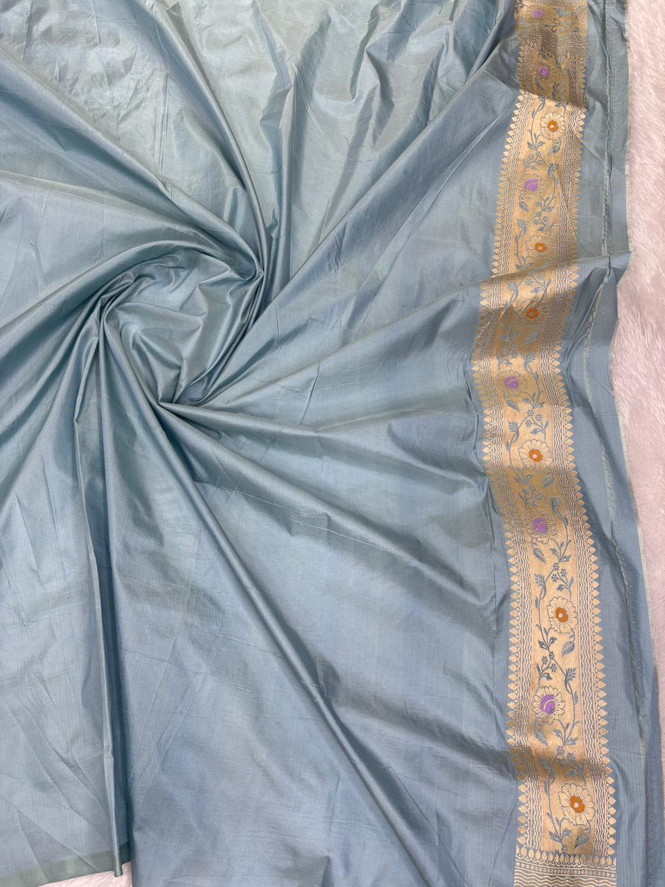 ಪ್ರಶಾಂತ ಧೂಳಿನ ನೀಲಿ ಪ್ಯೂರ್ ಕಟಾನ್ ಜಂಗ್ಲಾ ಮೀನಕರಿ ಕಟ್‌ವರ್ಕ್ ಬನಾರಸಿ ಕೈಮಗ್ಗದ ಸೀರೆ ಜೊತೆಗೆ ಸಿಲ್ವರ್ ಝರಿ ಜಂಗ್ಲಾ ಮತ್ತು ಮೀನಕರಿ