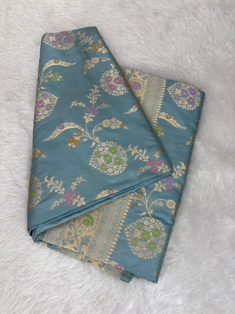 ಪ್ರಶಾಂತ ಧೂಳಿನ ನೀಲಿ ಪ್ಯೂರ್ ಕಟಾನ್ ಜಂಗ್ಲಾ ಮೀನಕರಿ ಕಟ್‌ವರ್ಕ್ ಬನಾರಸಿ ಕೈಮಗ್ಗದ ಸೀರೆ ಜೊತೆಗೆ ಸಿಲ್ವರ್ ಝರಿ ಜಂಗ್ಲಾ ಮತ್ತು ಮೀನಕರಿ