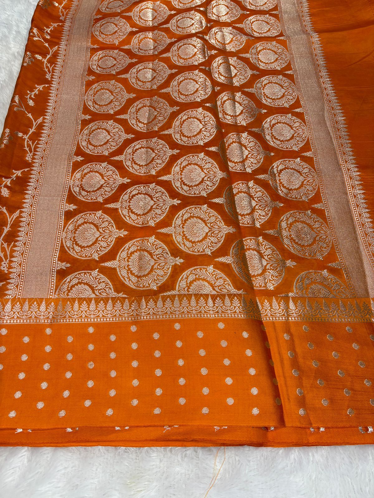 టాన్జేరిన్ రేడియన్స్ - సిల్వర్ జరీతో కూడిన ప్రీమియం లైట్ వెయిట్ కాటన్ సిల్క్