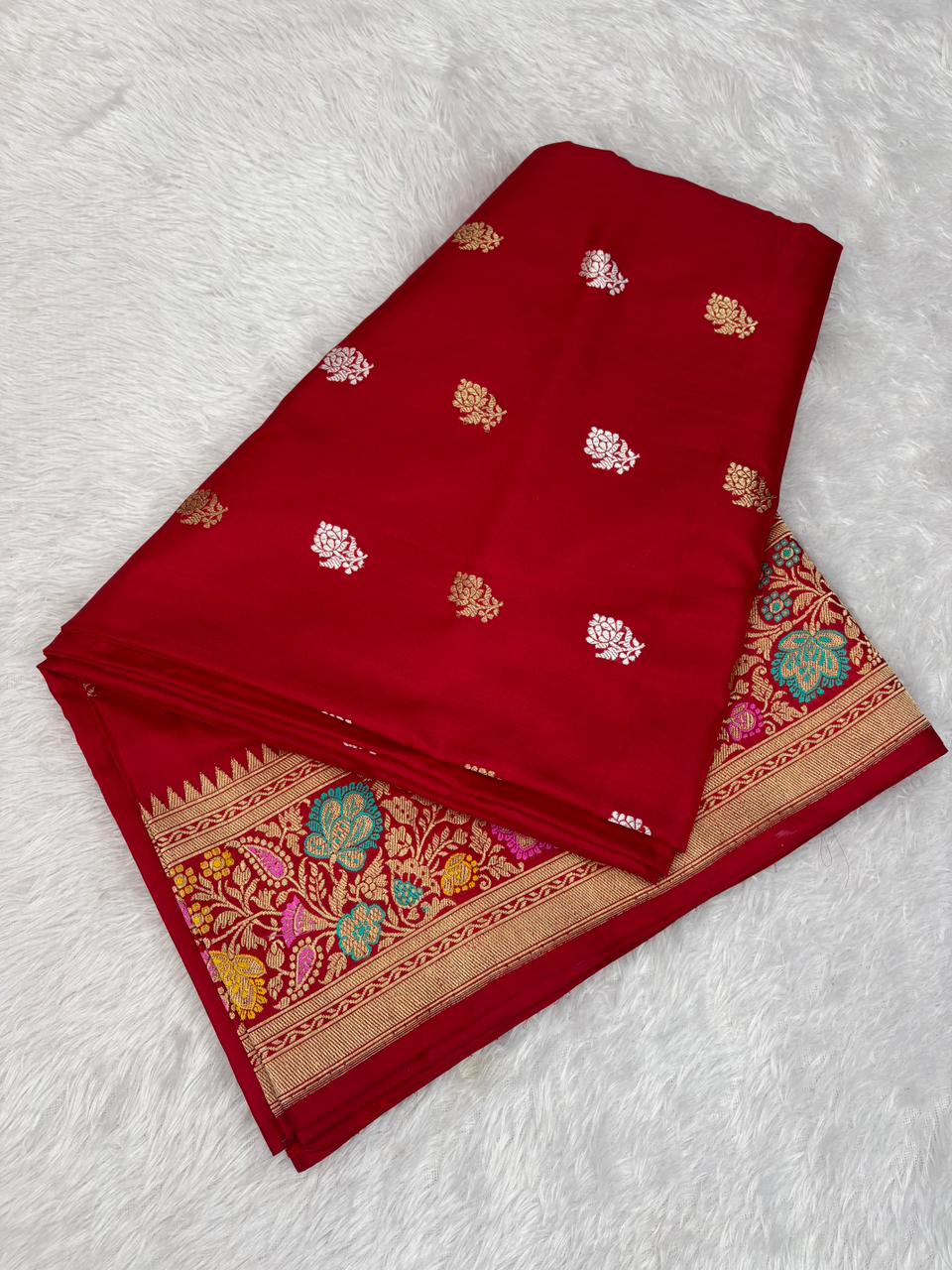 ಮೀನಕರಿ ಬೆಲ್-ಬೂಟಿ ಬಾರ್ಡರ್ ಹೊಂದಿರುವ ವಧುವಿನ ಕಡುಗೆಂಪು ಕೆಂಪು ಪ್ರೀಮಿಯಂ ಕೈಮಗ್ಗ ಸೀರೆ