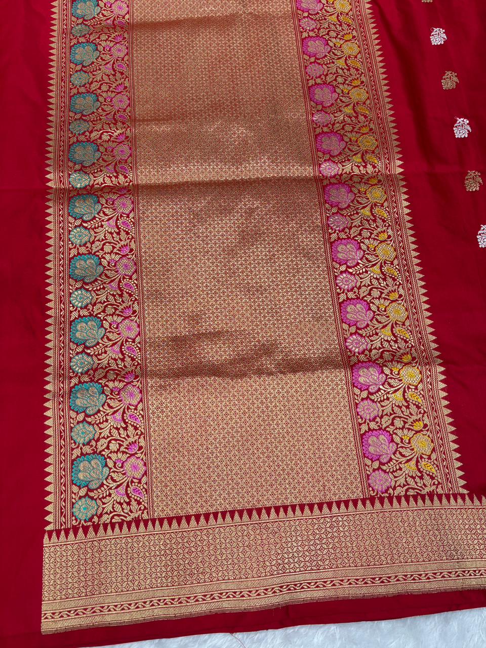 ಮೀನಕರಿ ಬೆಲ್-ಬೂಟಿ ಬಾರ್ಡರ್ ಹೊಂದಿರುವ ವಧುವಿನ ಕಡುಗೆಂಪು ಕೆಂಪು ಪ್ರೀಮಿಯಂ ಕೈಮಗ್ಗ ಸೀರೆ