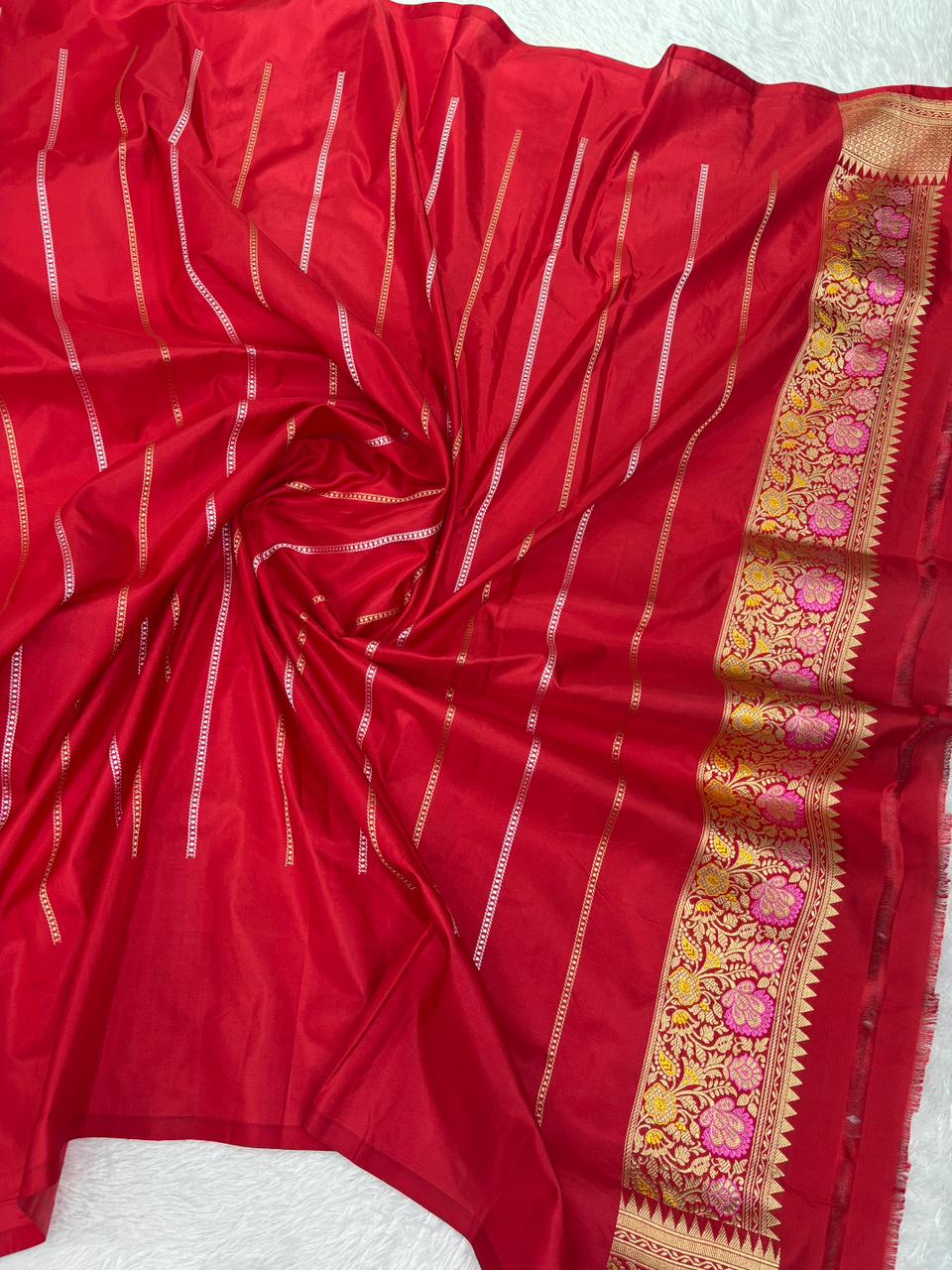 ಮೀನಕರಿ ಬೆಲ್-ಬೂಟಿ ಬಾರ್ಡರ್ ಹೊಂದಿರುವ ವಧುವಿನ ಕಡುಗೆಂಪು ಕೆಂಪು ಪ್ರೀಮಿಯಂ ಕೈಮಗ್ಗ ಸೀರೆ