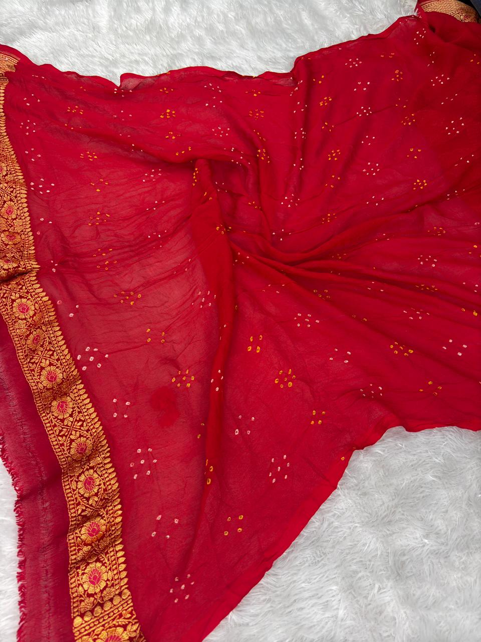 బ్రైడల్ క్రిమ్సన్ రెడ్ ప్రీమియం బనారసీ బంధేజ్ చీరతో పాటు బహుళ-రంగు మీనాకరీ జాల్