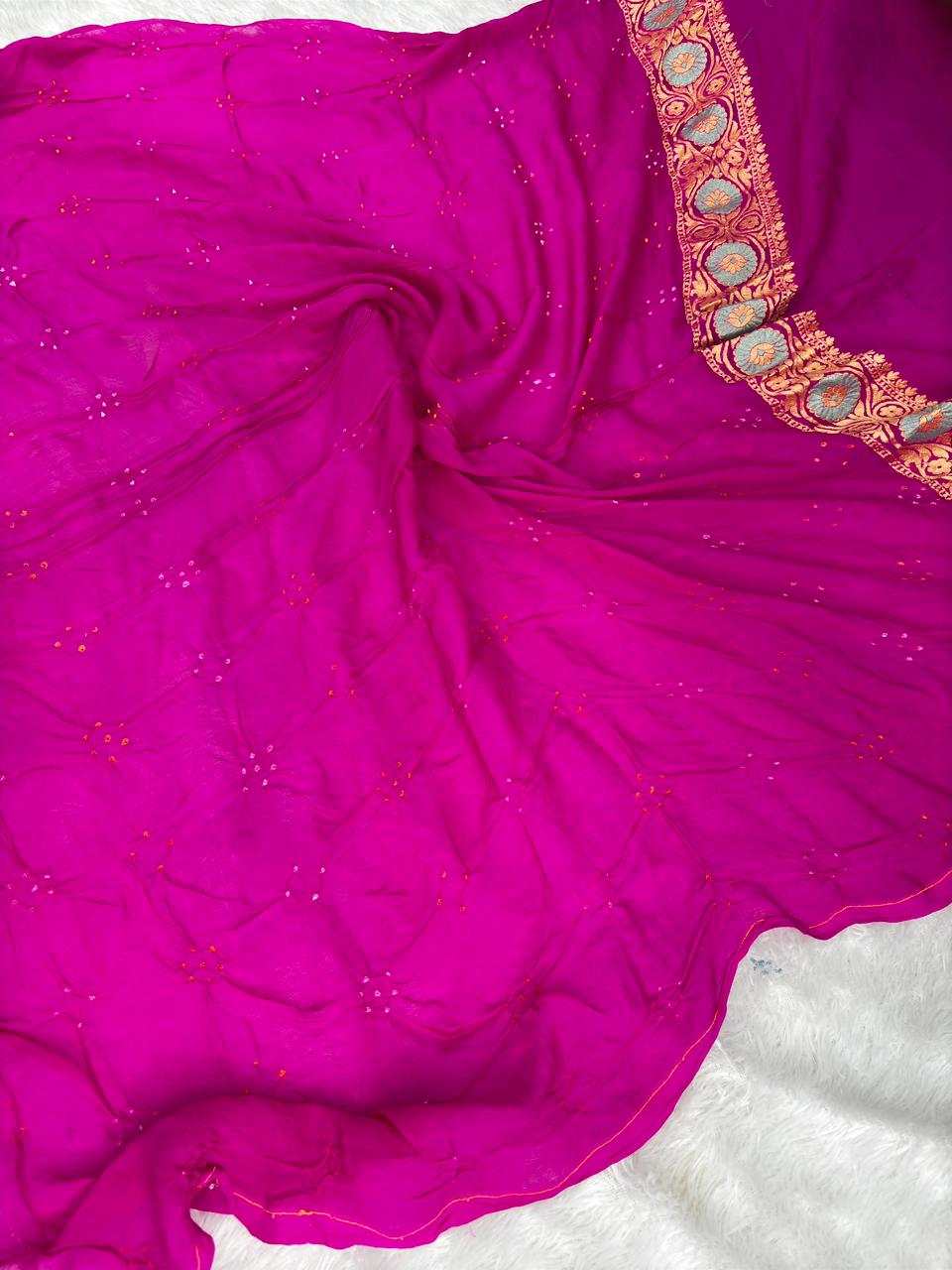 ಮೀನಕರಿ ಫ್ಲೋರಲ್ ಮೆಡಾಲಿಯನ್‌ಗಳೊಂದಿಗೆ ರಾಯಲ್ ಮೆಜೆಂಟಾ ಪ್ರೀಮಿಯಂ ಬನಾರಸಿ ಬಂಧೇಜ್ ಸೀರೆ