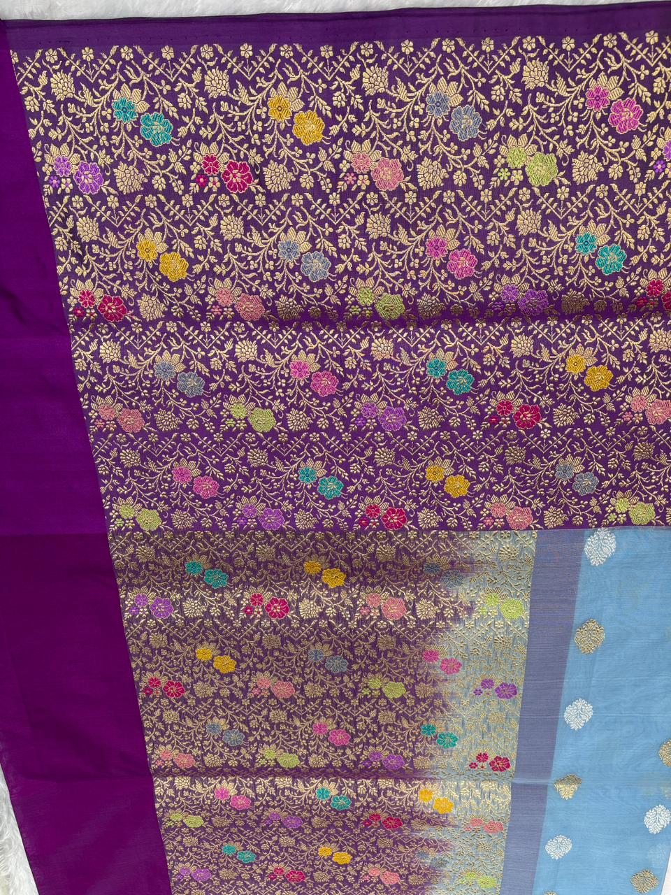 ಆಕಾಶದ ಸೊಬಗು: ಪೌಡರ್ ಬ್ಲೂ ಮತ್ತು ರಾಯಲ್ ವೈಲೆಟ್ ಕೋರಾ ಕಧುವಾ ಬನಾರಸಿ ಕೈಮಗ್ಗ ಸೀರೆ