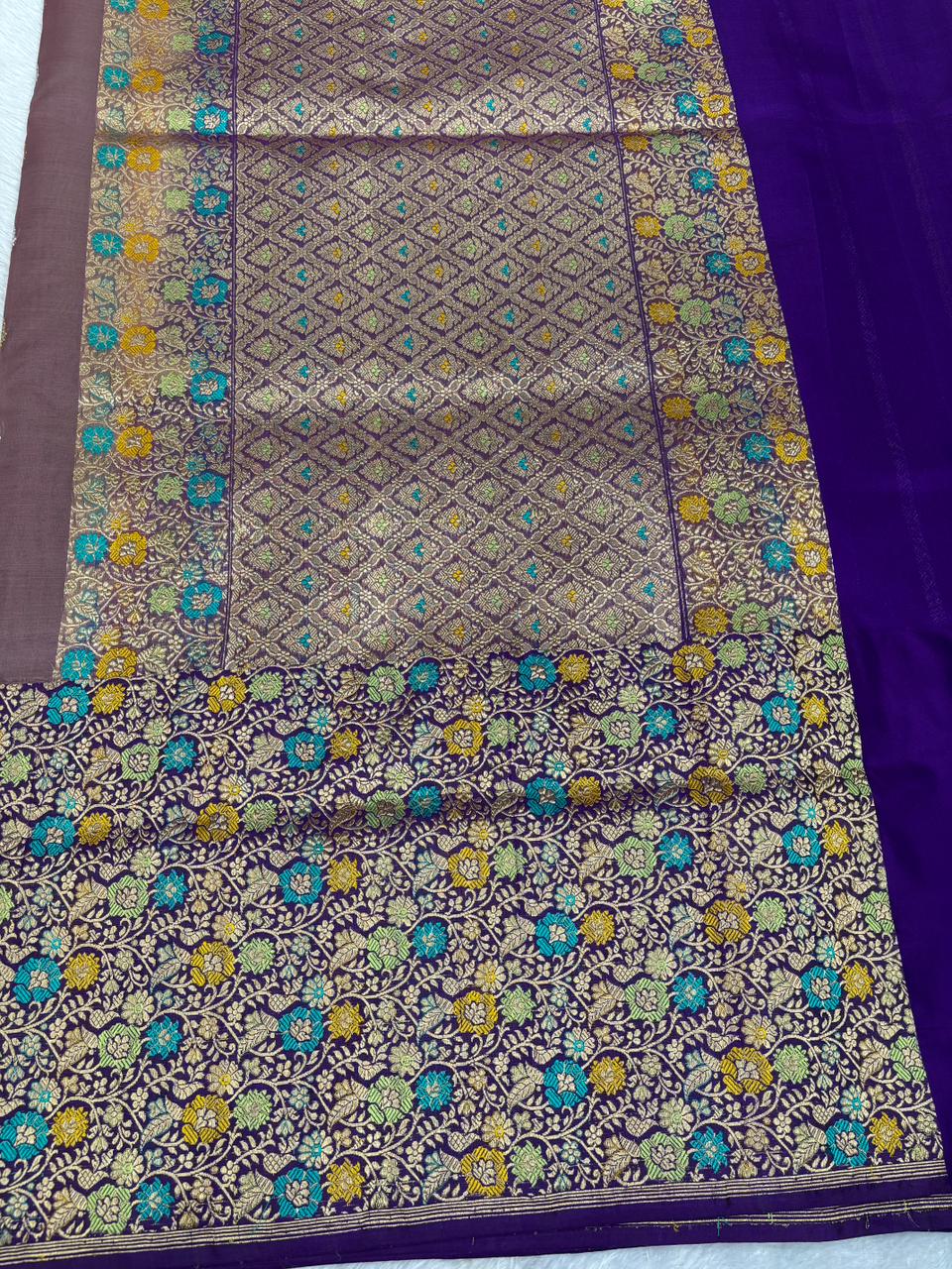 ಮಣ್ಣಿನ ಅತ್ಯಾಧುನಿಕತೆ: ಧೂಳಿನ ಮೌವ್ ಮತ್ತು ಆಳವಾದ ನೇರಳೆ ಕೋರಾ ಕಧುವಾ ಕೈಮಗ್ಗ ಸೀರೆ