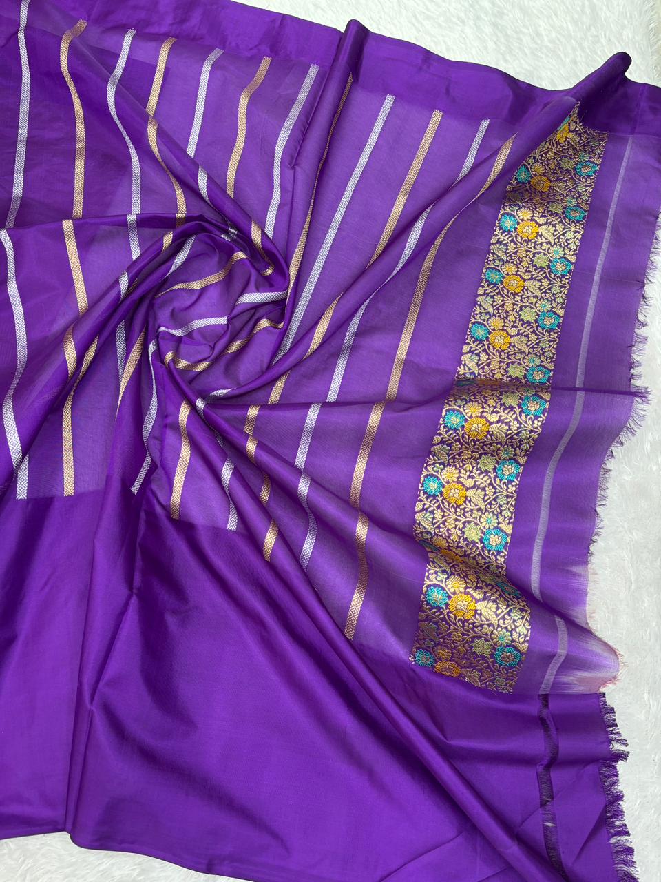 ಮಣ್ಣಿನ ಅತ್ಯಾಧುನಿಕತೆ: ಧೂಳಿನ ಮೌವ್ ಮತ್ತು ಆಳವಾದ ನೇರಳೆ ಕೋರಾ ಕಧುವಾ ಕೈಮಗ್ಗ ಸೀರೆ