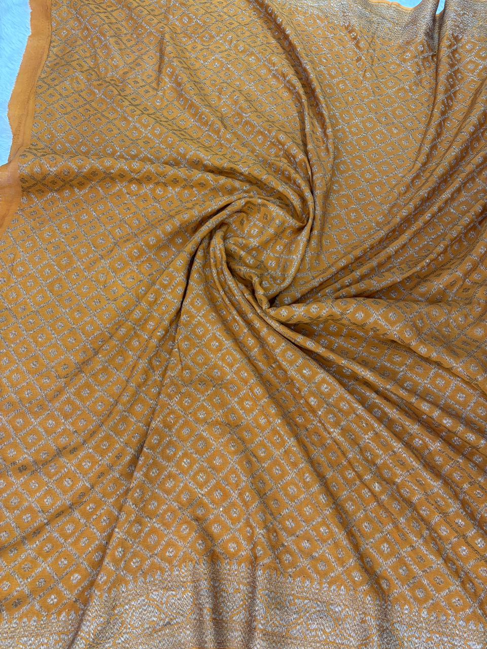 రీగల్ హార్మొనీ: డీప్ ప్లం &amp; మస్టర్డ్ ఎల్లో బనారసి క్రేప్ జార్జెట్