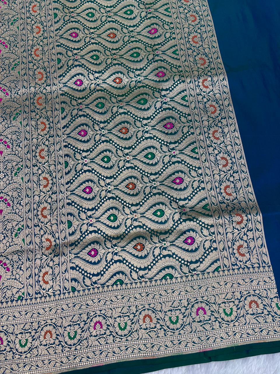 ನವಿಲಿನ ಹೆಮ್ಮೆ: ಟೀಲ್ ಬ್ರೊಕೇಡ್ ಕಟನ್ ರೇಷ್ಮೆ ಮೀನಕರಿ ಜಂಗ್ಲಾ