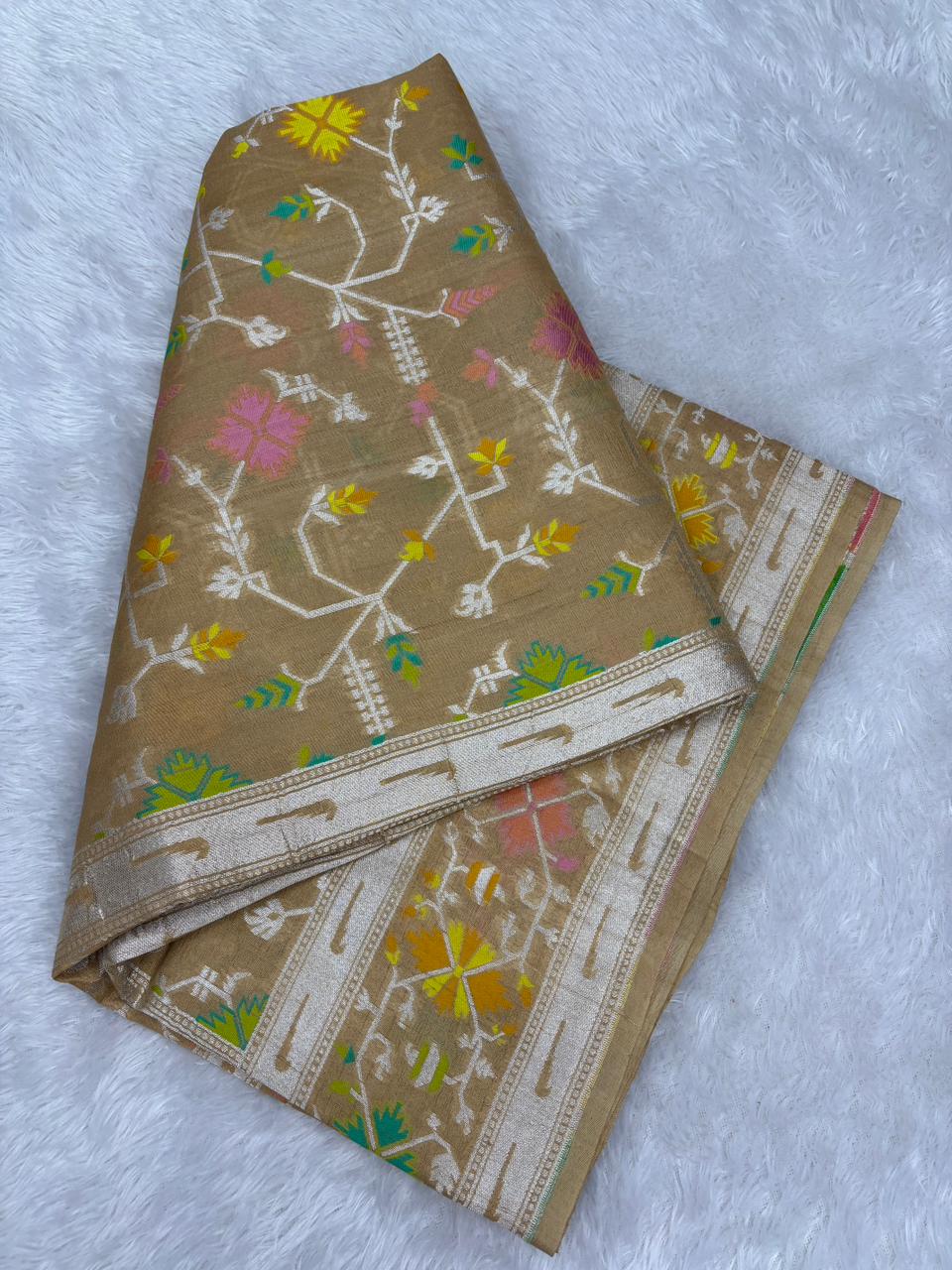 ಅತ್ಯಾಧುನಿಕ ಬೀಜ್ ಗೋಲ್ಡನ್ ಟಸ್ಸಾರ್ ಜಾರ್ಜೆಟ್ ಬನಾರಸಿ ಸೀರೆ