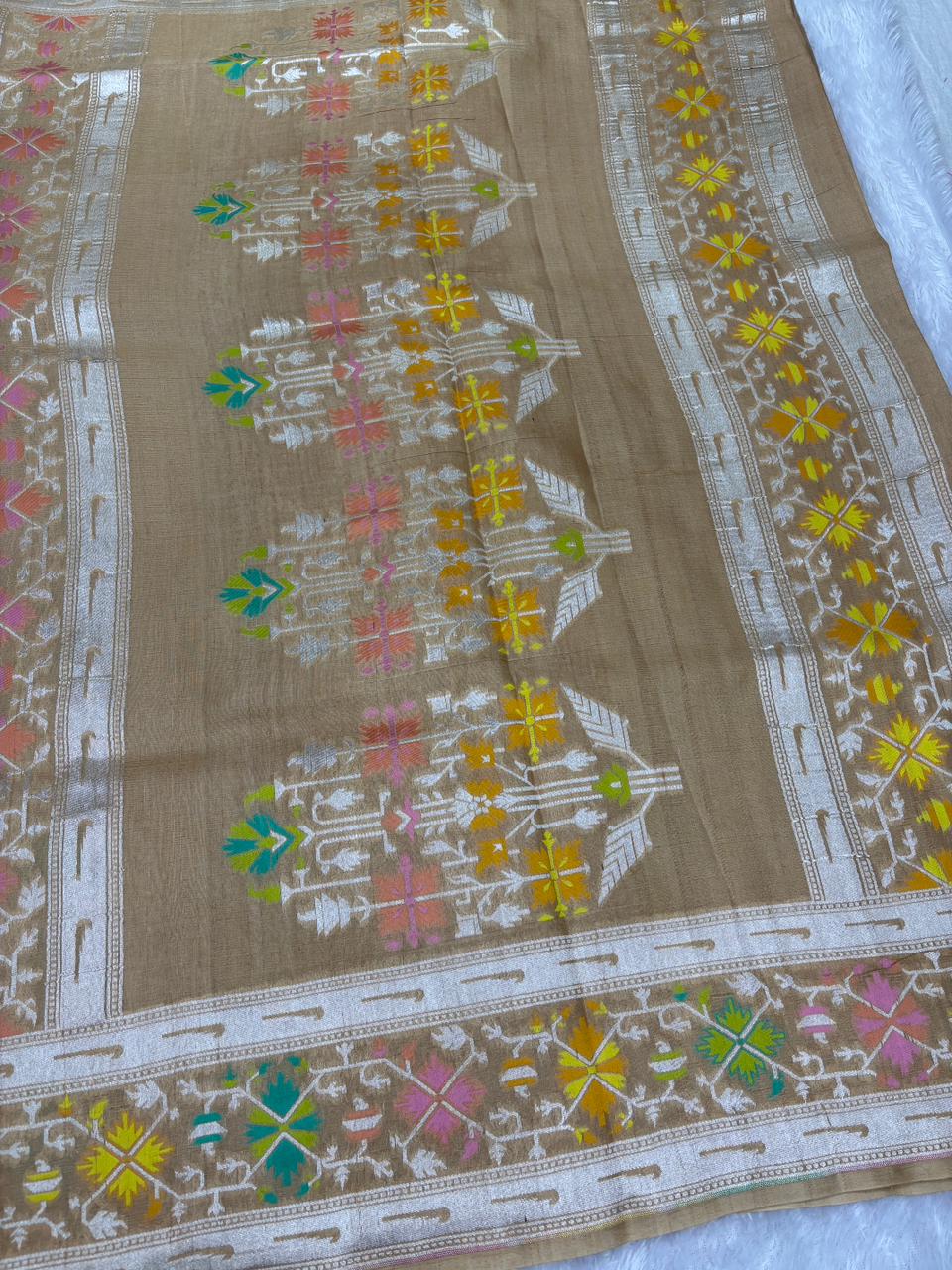 ಅತ್ಯಾಧುನಿಕ ಬೀಜ್ ಗೋಲ್ಡನ್ ಟಸ್ಸಾರ್ ಜಾರ್ಜೆಟ್ ಬನಾರಸಿ ಸೀರೆ