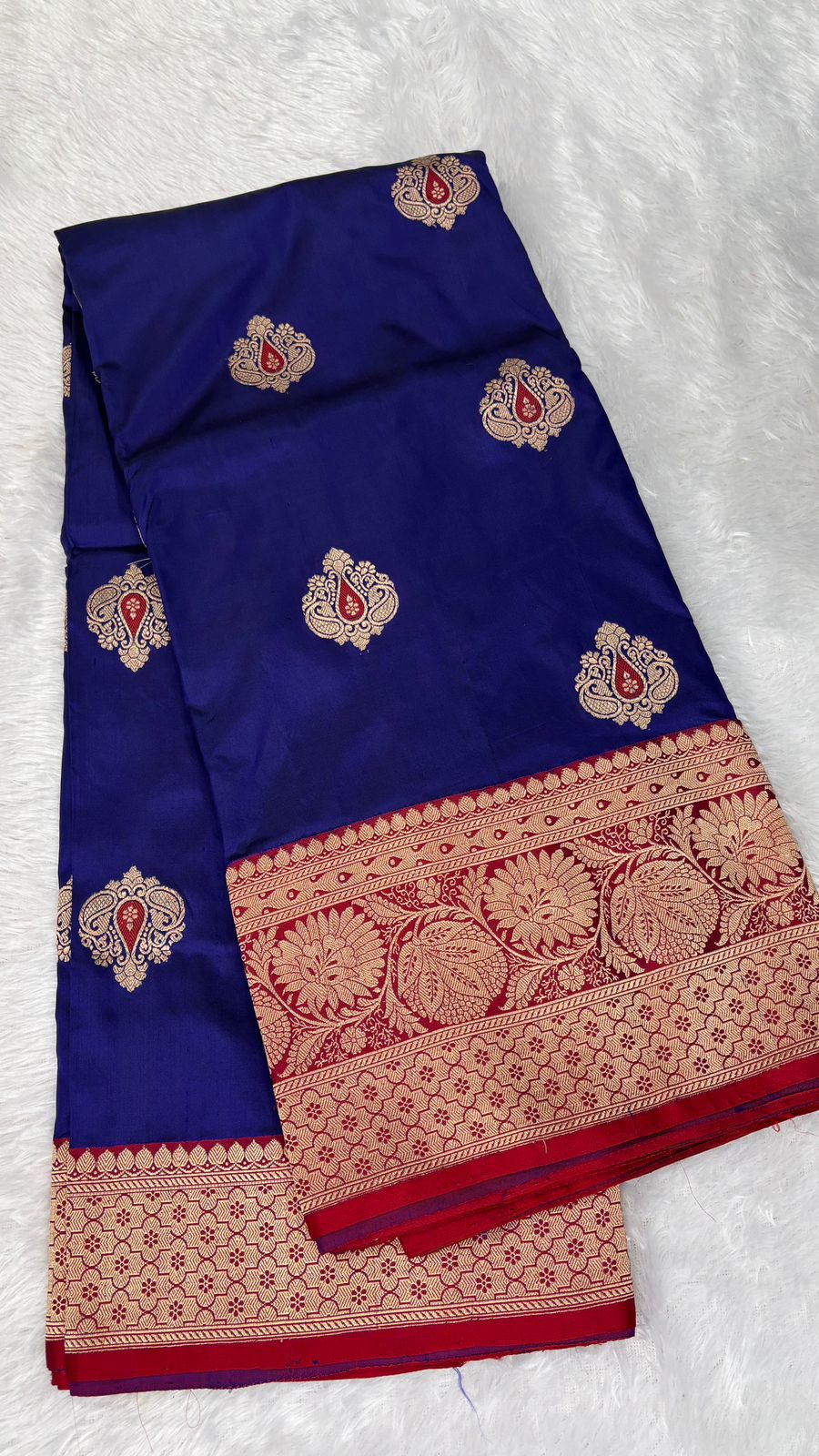 మెజెస్టిక్ రాయల్ బ్లూ &amp; రెడ్ కటన్ కధువా డిజైనర్ సిల్క్ బనారసి చీర విత్ సిల్వర్ జరీ పైస్లీ బూటా