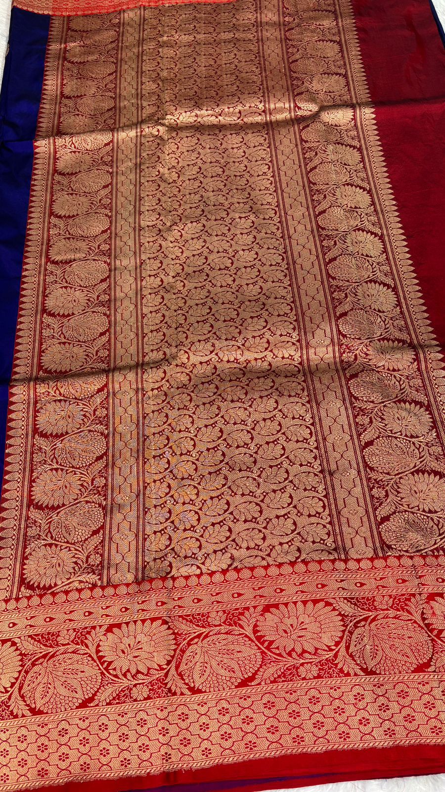 మెజెస్టిక్ రాయల్ బ్లూ &amp; రెడ్ కటన్ కధువా డిజైనర్ సిల్క్ బనారసి చీర విత్ సిల్వర్ జరీ పైస్లీ బూటా